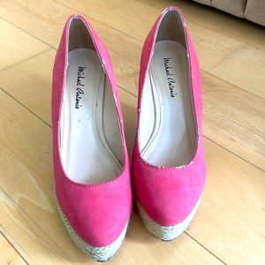 Pink / salmon wedges